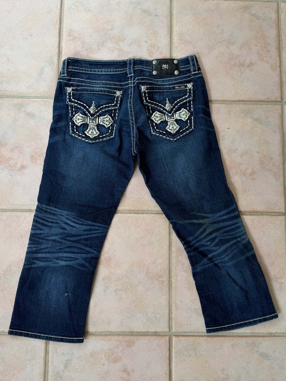 Miss Me Women's Dark Wash Capri Embroidered Pocket Jeans - Blue
